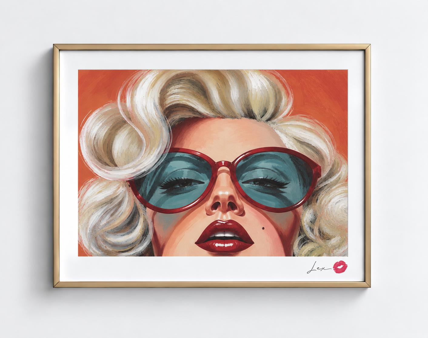 Retrato glamuroso enmarcado con gafas rojas